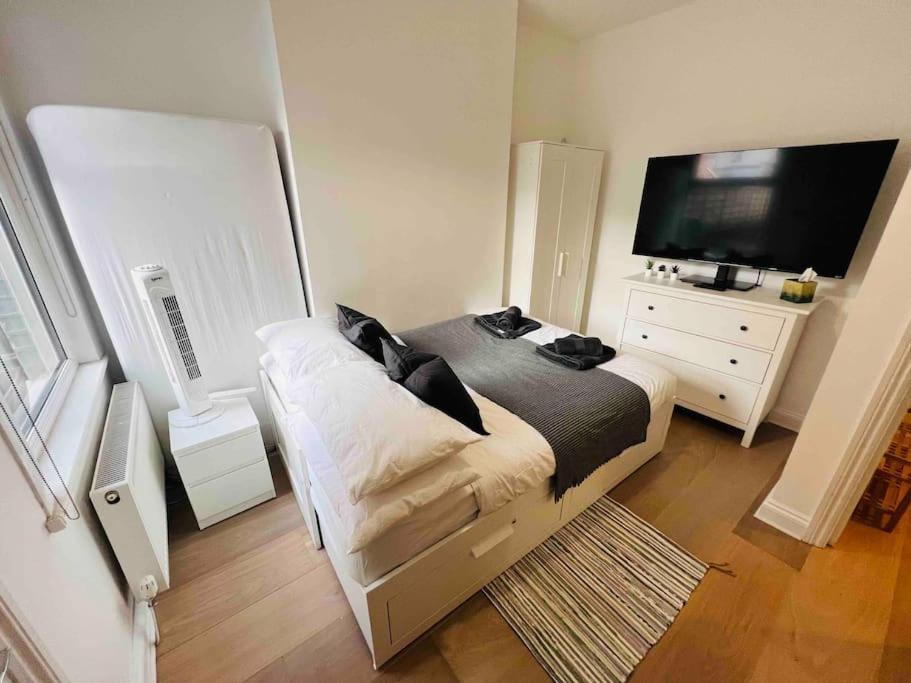 Lovely 2 Bedroom Ground Floor Flat With Garden. Londres Exterior foto