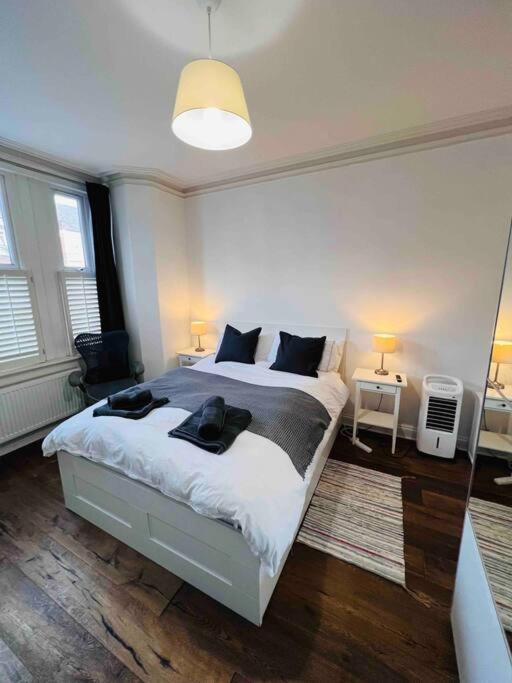 Lovely 2 Bedroom Ground Floor Flat With Garden. Londres Exterior foto