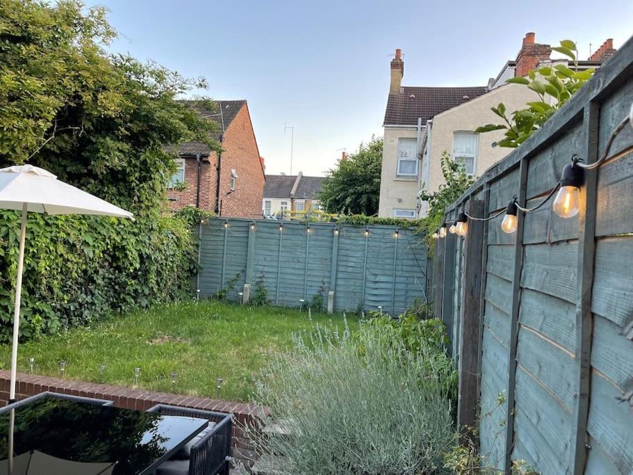 Lovely 2 Bedroom Ground Floor Flat With Garden. Londres Exterior foto