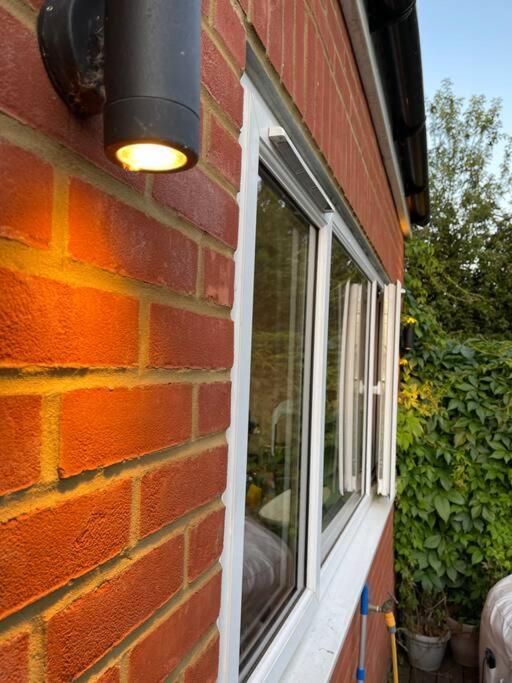 Lovely 2 Bedroom Ground Floor Flat With Garden. Londres Exterior foto