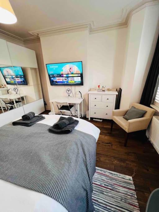 Lovely 2 Bedroom Ground Floor Flat With Garden. Londres Exterior foto